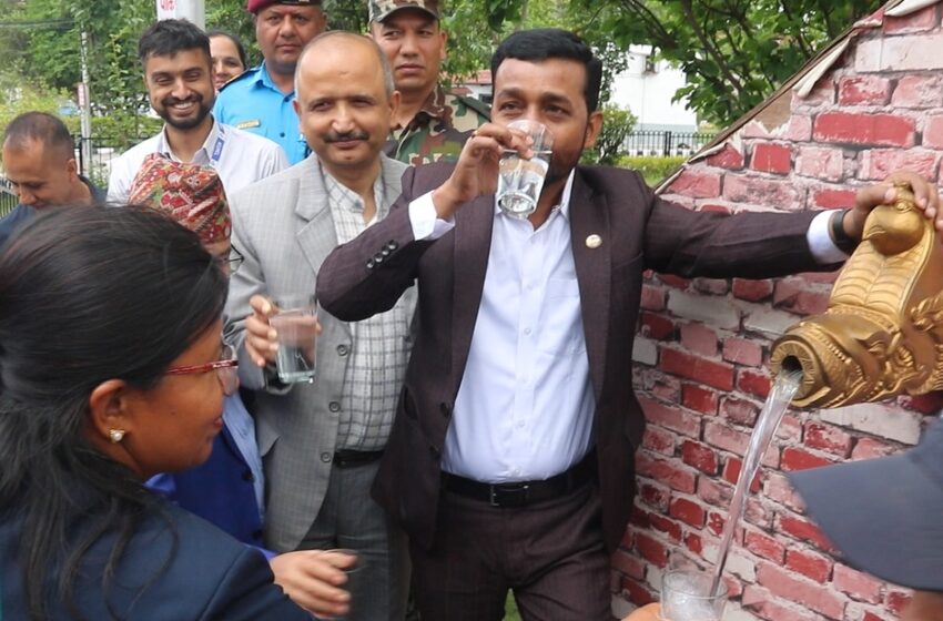  मेलम्चीको पानी पिउँदै मन्त्री यादव : अब सिंहदरबारमा जार र बोतल नि*षेध