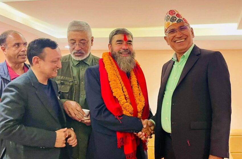  नेकपा केन्द्रीय सदस्य तथा संविधान सभा सदस्य विनोद पहाडी एमाले प्रवेश, विष्णु पौडेलले गरे स्वागत