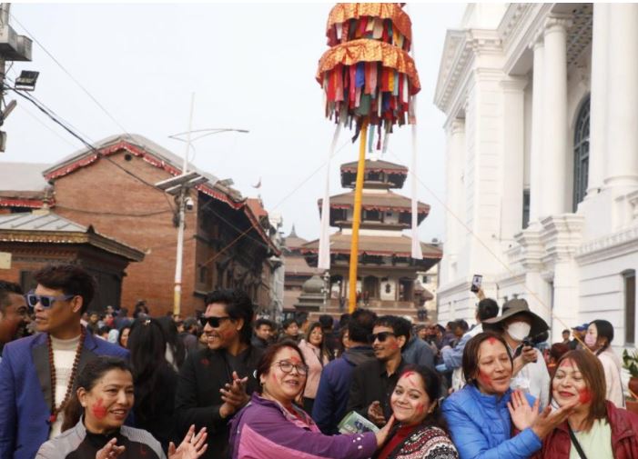  वसन्तपुरमा ठड्याइयो चिर: काठमाडौँमा विधिवत् रूपमा फागु पर्व सुरु